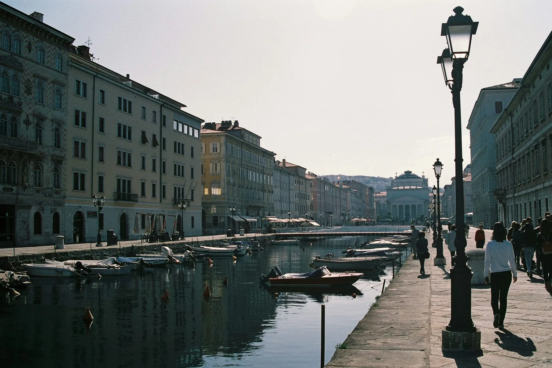 Il Canal Grande di Trieste in una giornata di sole, con la chiesa di Sant'Antonio Nuovo sullo sfondo