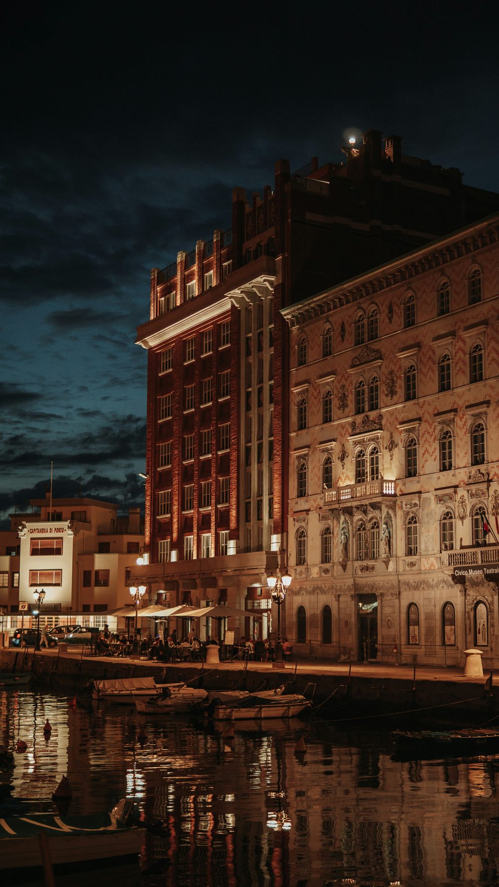 Il Canal Grande di Trieste all’ora blu, con i locali sul lungocanale