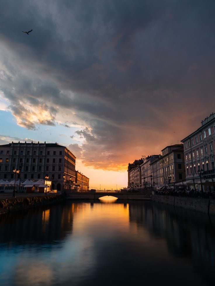 Cielo drammatico sul Canal Grande di Trieste durante un temporale