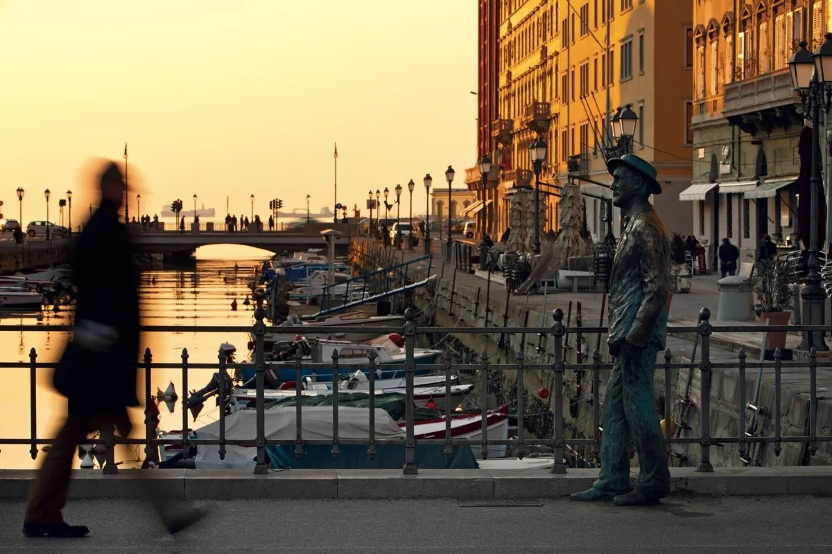 Statua in bronzo di James Joyce sul Ponte Rosso, Trieste