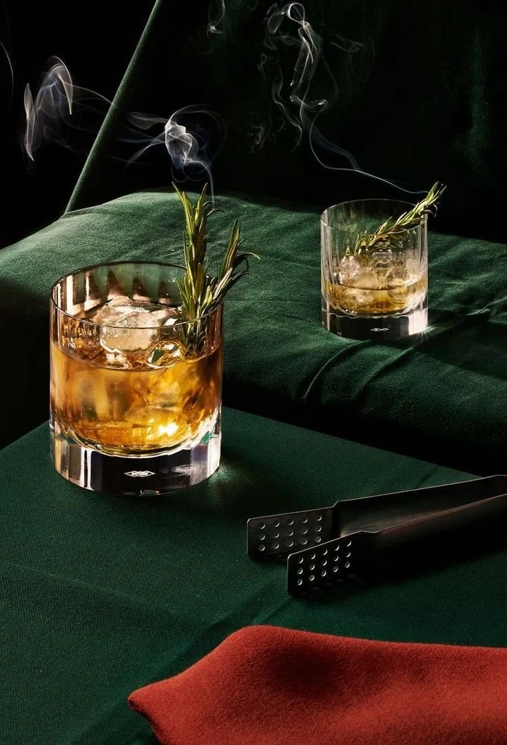 Aperitivo serale a Trieste, cocktail e luci della sera